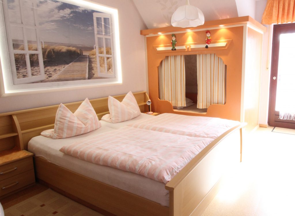 Schlafzimmer 1